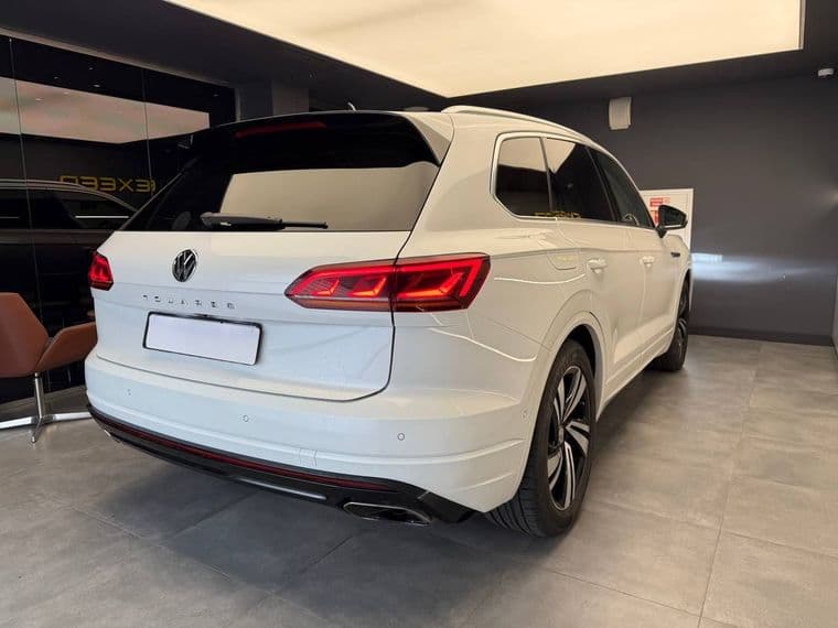 Volkswagen Touareg, 2018 - вид 4