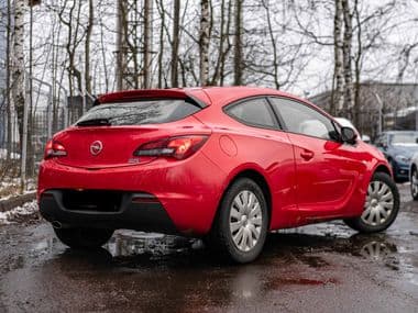 Opel Astra GTC 2013 года, 136 360 км - вид 2