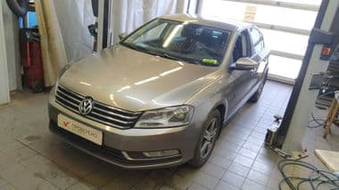 Volkswagen Passat 2013 года, 215 660 км - вид 1