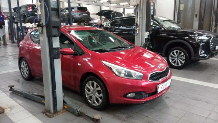 KIA Ceed 2013 года, 235 158 км - вид 2