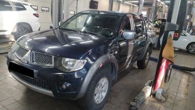 Mitsubishi L200 2012 года, 248 941 км - вид 1
