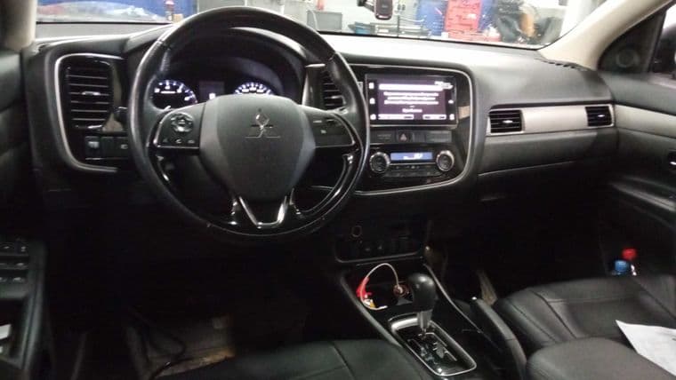 Mitsubishi Outlander, 2018 - вид 4