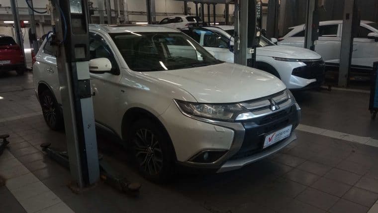 Mitsubishi Outlander, 2015 - вид 1