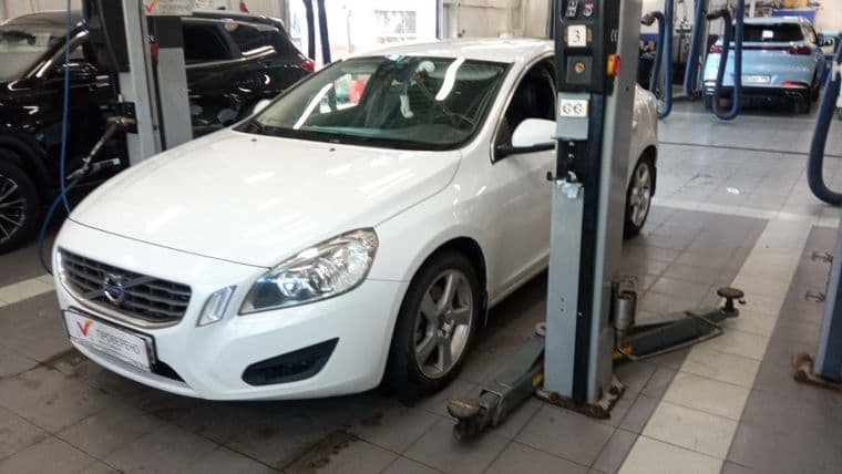 Volvo S60 2012 года, 188 126 км - вид 1