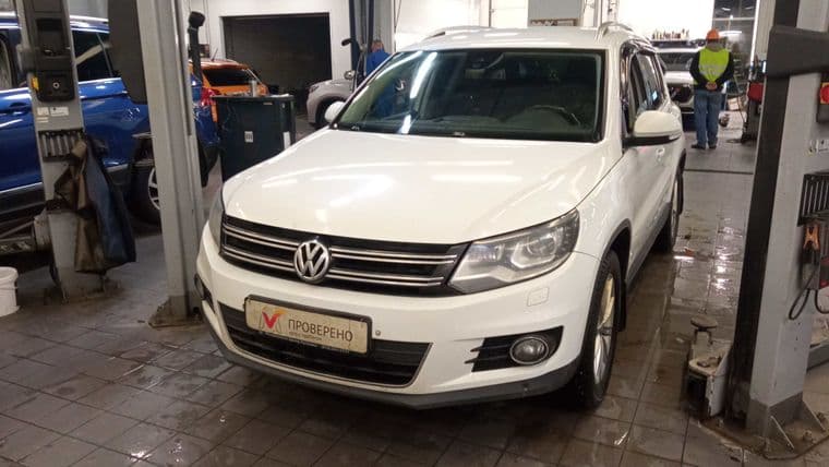 Volkswagen Tiguan 2015 года, 196 886 км - вид 1