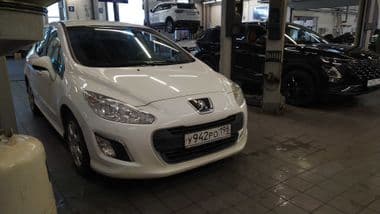 Peugeot 308 2012 года, 179 917 км - вид 2