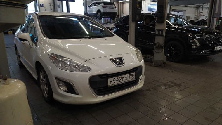 Peugeot 308 2012 года, 179 917 км - вид 2