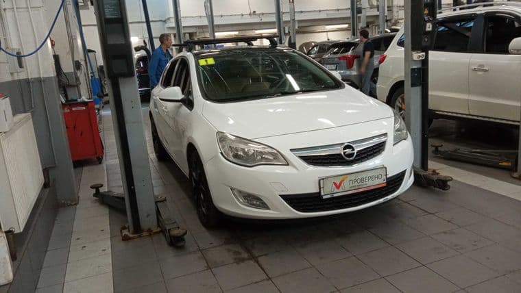 Opel Astra 2012 года, 143 308 км - вид 2