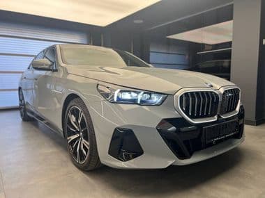 BMW 5 серия 2023 года, 9 554 км - вид 2