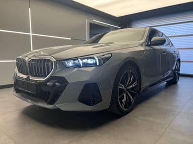 BMW 5 серия 2023 года, 9 554 км - вид 1