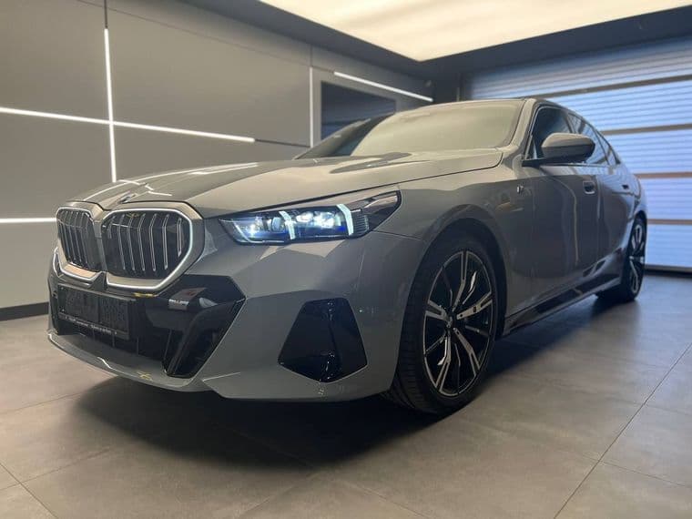 BMW 5 серия 2023 года, 9 554 км - вид 1