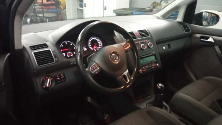 Volkswagen Touran, 2013 - вид 4