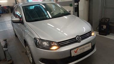 Volkswagen Polo 2014 года, 143 000 км - вид 2