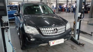 Mercedes-Benz M-класс 2005 года, 134 356 км - вид 2