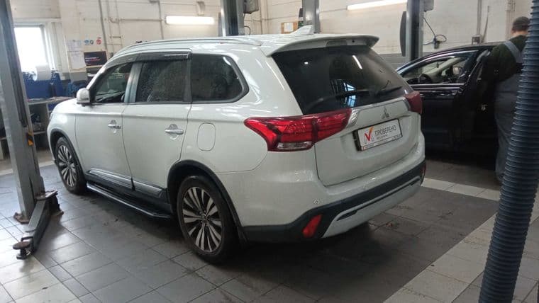 Mitsubishi Outlander, 2020 - вид 3