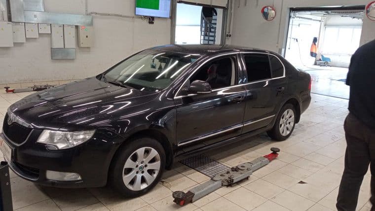 Skoda Superb 2012 года, 220 000 км - вид 2