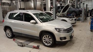 Volkswagen Tiguan 2012 года, 201 831 км - вид 2