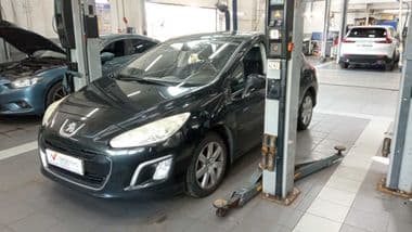 Peugeot 308 2011 года, 197 551 км - вид 1