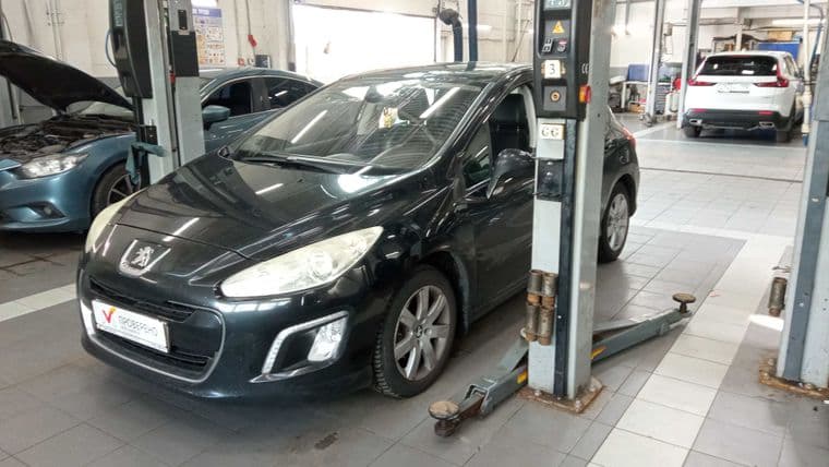 Peugeot 308 2011 года, 197 551 км - вид 1