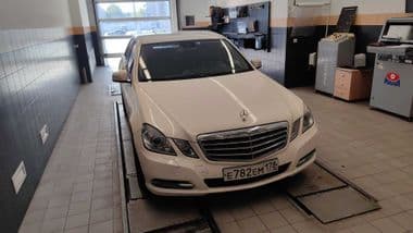 Mercedes-Benz E-класс 2010 года, 360 126 км - вид 1