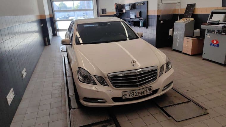 Mercedes-Benz E-класс 2010 года, 360 126 км - вид 1