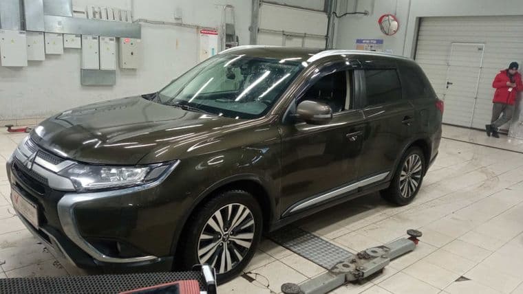Mitsubishi Outlander 2019 года, 159 380 км - вид 1