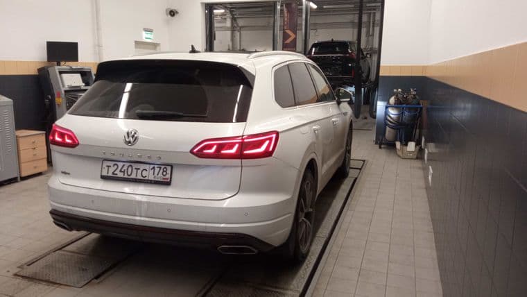 Volkswagen Touareg 2018 года, 85 098 км - вид 2