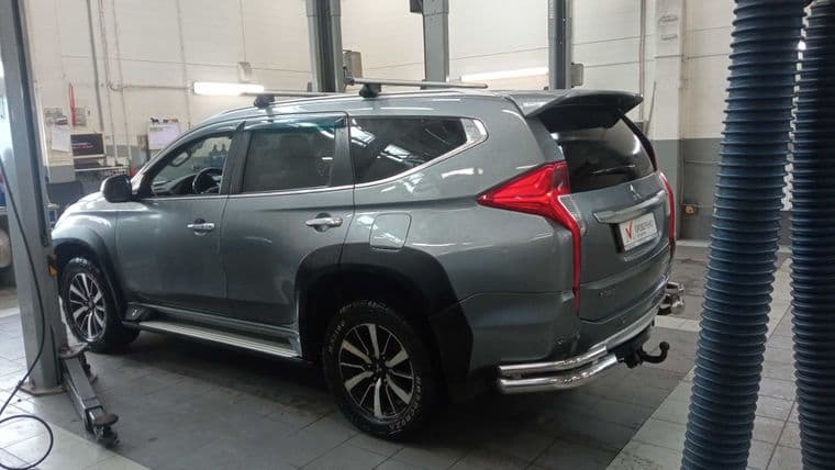 Mitsubishi Pajero Sport, 2018 - вид 3