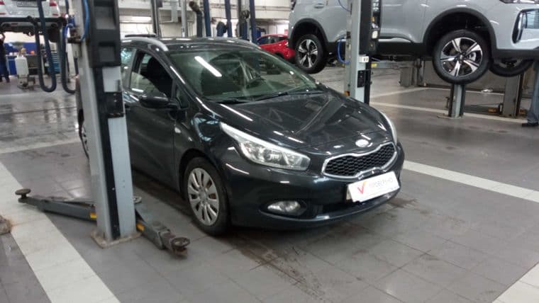 KIA Ceed 2013 года, 123 300 км - вид 2