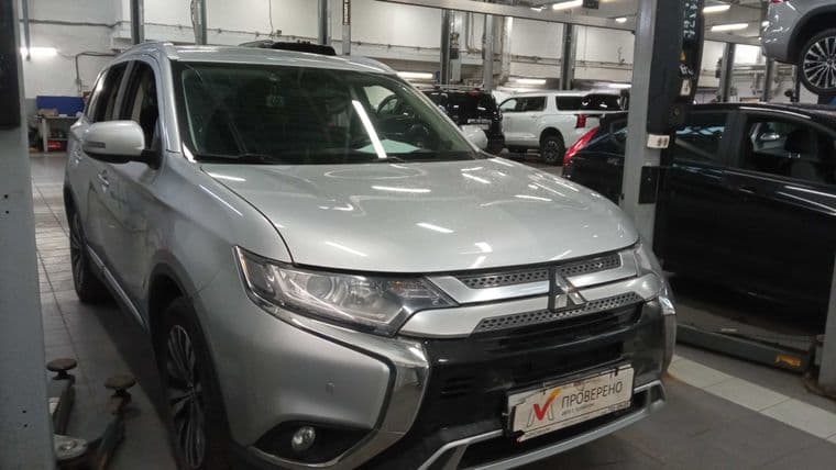 Mitsubishi Outlander 2018 года, 98 215 км - вид 2