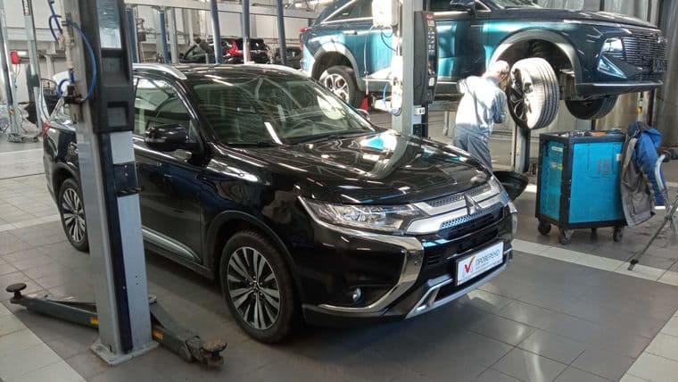 Mitsubishi Outlander, 2018 - вид 1