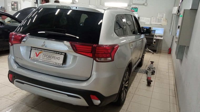 Mitsubishi Outlander, 2021 - вид 3