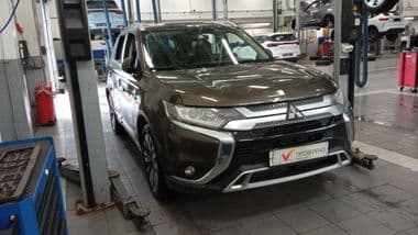 Mitsubishi Outlander 2020 года, 124 934 км - вид 2