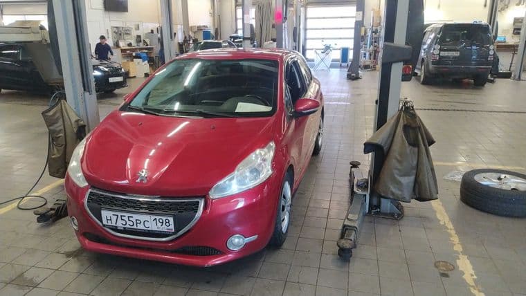 Peugeot 208 2013 года, 149 690 км - вид 1