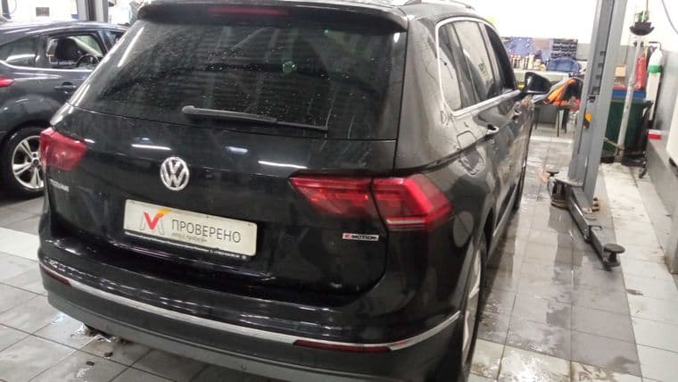 Volkswagen Tiguan, 2018 - вид 2