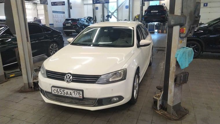 Volkswagen Jetta 2014 года, 215 967 км - вид 1