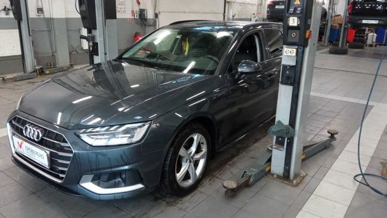 Audi A4 2020 года, 165 559 км - вид 1