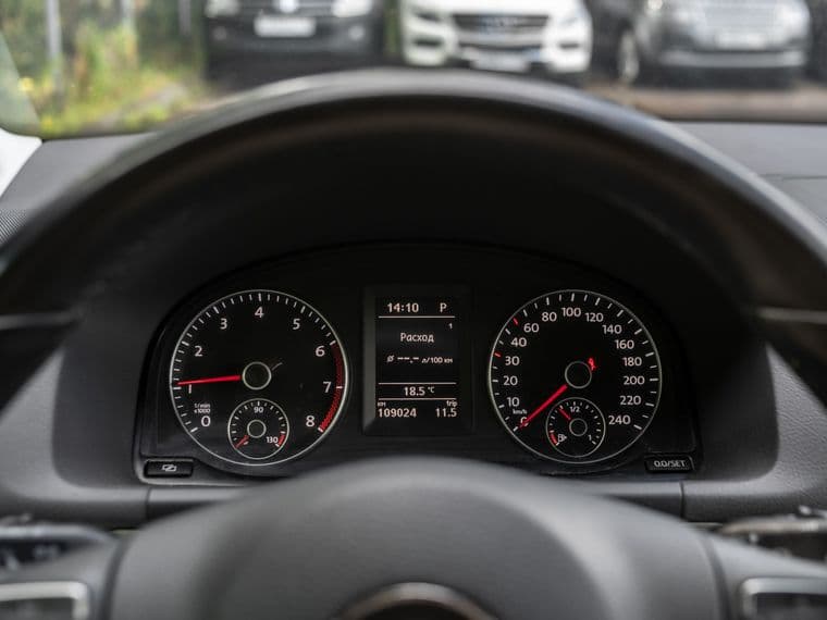 Volkswagen Touran, 2012 - вид 4