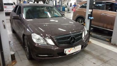 Mercedes-Benz E-класс 2010 года, 215 899 км - вид 2