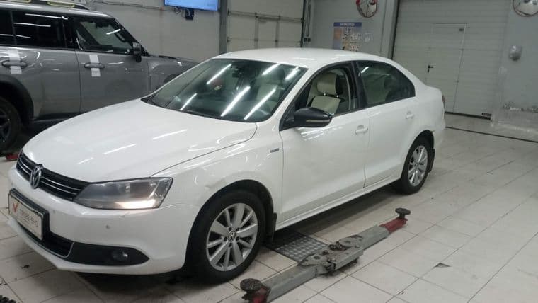 Volkswagen Jetta 2013 года, 195 308 км - вид 1