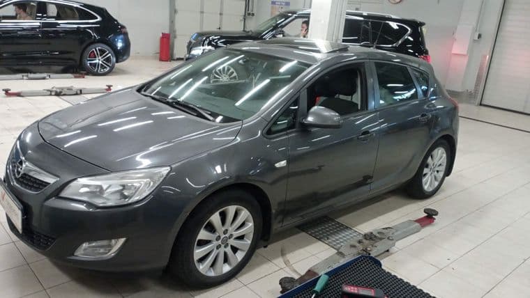 Opel Astra, 2011