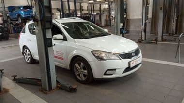 KIA Ceed 2011 года, 327 100 км - вид 2