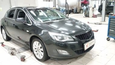 Opel Astra 2010 года, 159 239 км - вид 2