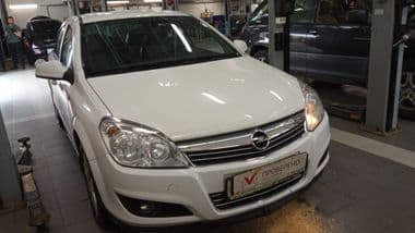 Opel Astra 2011 года, 119 000 км - вид 2