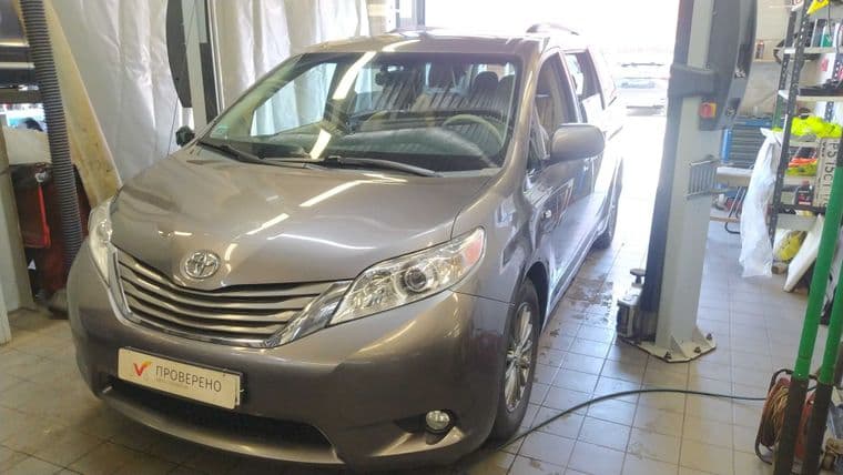 Toyota Sienna, 2011