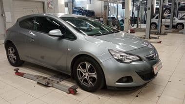 Opel Astra GTC 2012 года, 131 924 км - вид 2