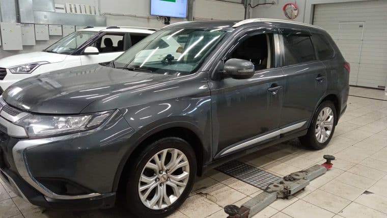 Mitsubishi Outlander, 2020