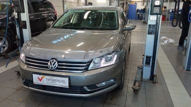 Volkswagen Passat 2012 года, 146 816 км - вид 1