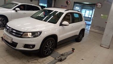 Volkswagen Tiguan 2013 года, 103 960 км - вид 1