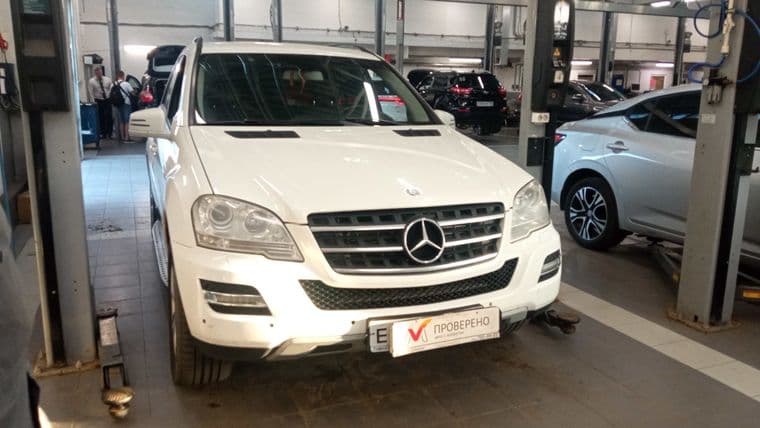 Mercedes-Benz M-класс 2011 года, 257 638 км - вид 2